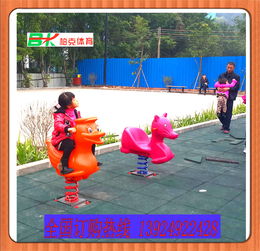 拼接戶外地膠與彩色軟體地鋪 專業體育場地鋪裝的理想選擇